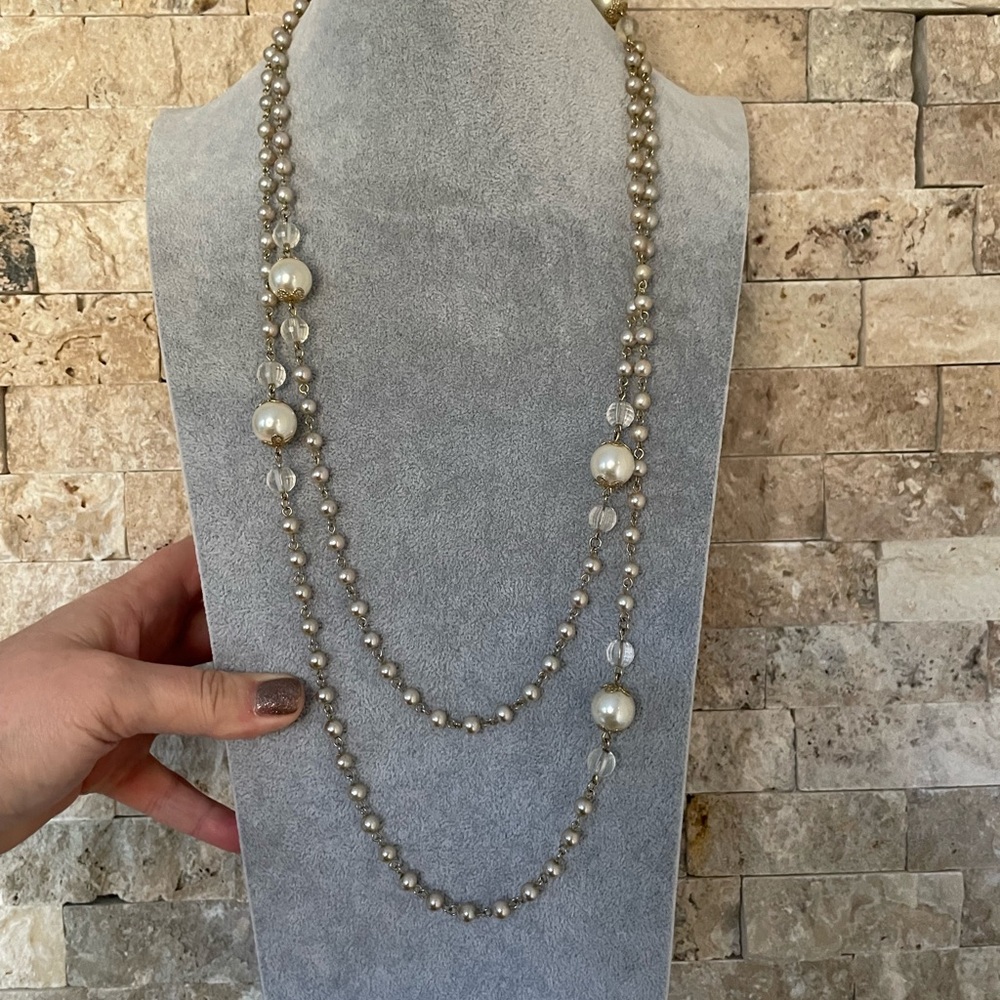 Vintage Lisner Faux Pearl  and Acrylic necklace.